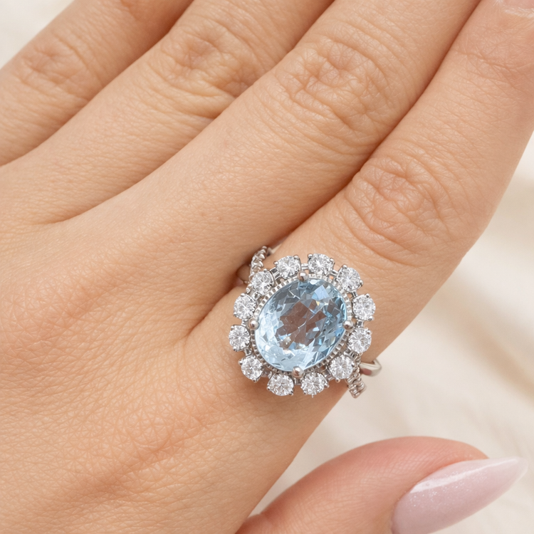 Lady’s 18K White Gold Aquamarine Fashion Ring with Diamonds – model edit