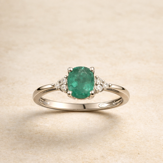 Diamond and emerald ring. – front edit