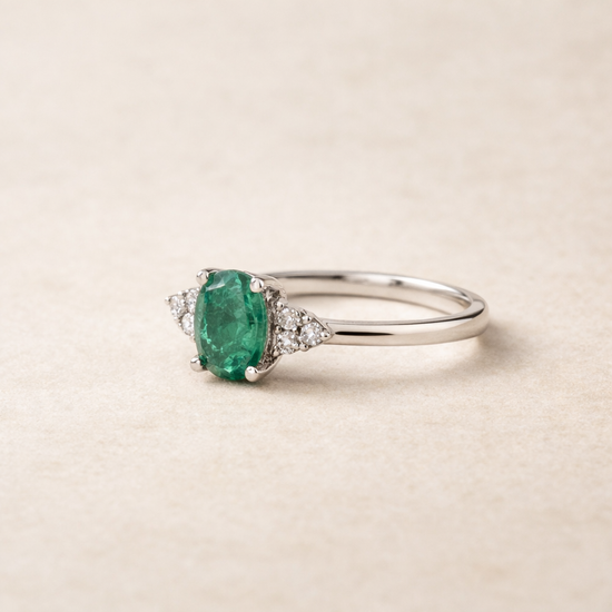 Diamond and emerald ring. – side edit